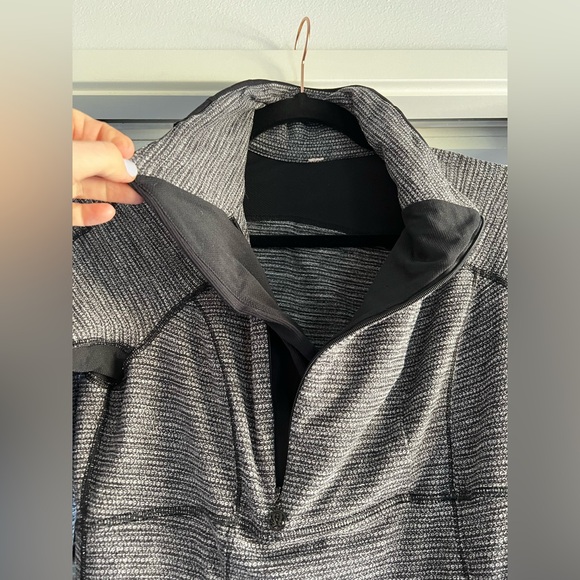 Lululemon Base Runner 1/2 Zip - Heathered Gray, Size 6 - Picture 4 of 7